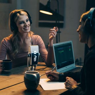 Kit de Producción AKG PODCASTER ESSENTIALS Micrófono + Audífono